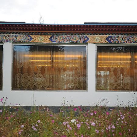 Wanrun International Resort Hotel In Tibet Xigaze Exterior photo